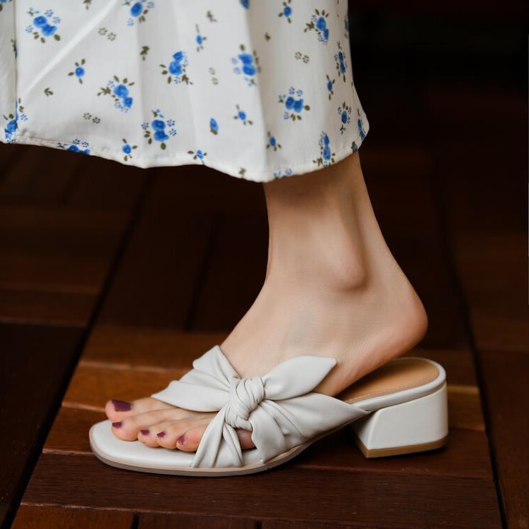 Outdoor And Indoor Wear A Flat Strap Sandal